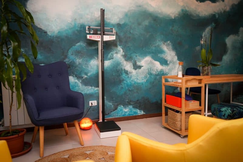 bilancia per misurare peso e altezza nella sala delle consulenze nutrizionali a niva studio benessere a porta di roma nord