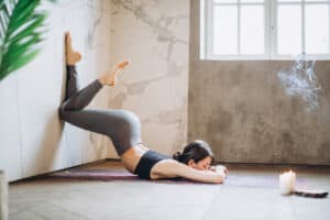 ragazza in posizione durante una seduta di yoga