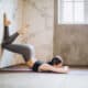 ragazza in posizione durante una seduta di yoga