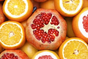micronutrienti in una raccolta di agrumi, arance e melograno