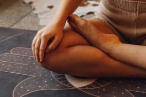 mano sul ginocchio durante la meditazione