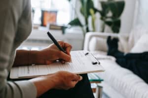 psciologo scrive su un blocco notes