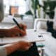 psciologo scrive su un blocco notes