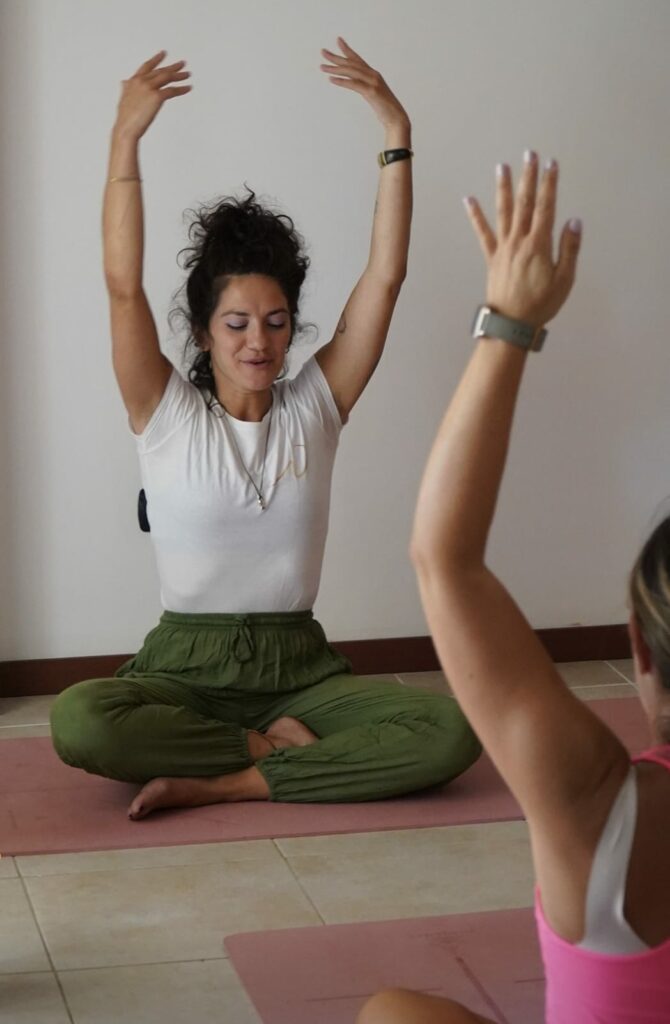 Chiara marino mentre fa lezione di yoga di gruppo